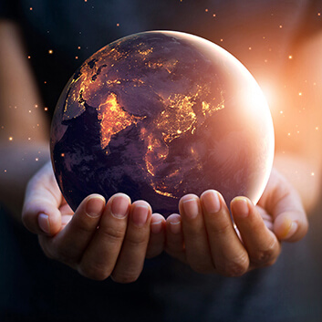 雙手捧著地球情境示意
